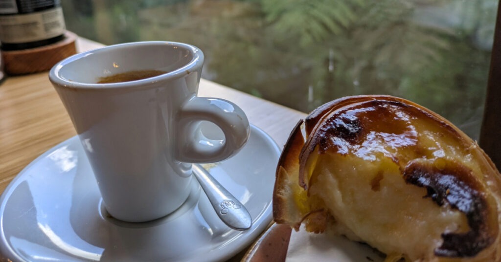 A pastel de nata and an espresso at the restaurant in Ribeiro Frio.